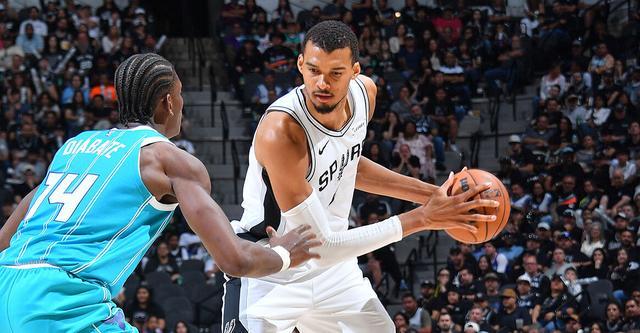 开云体育下载-文班亚马32+12+8卡斯尔15+10 马刺主场轻取黄蜂